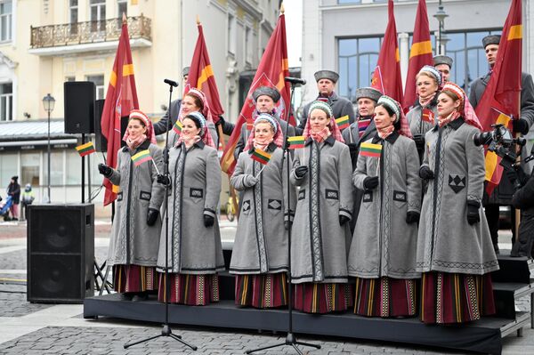 В 12:00 на Ратушной площади состоялась официальная церемония поднятия флагов Вильнюса — флагов святого Христофора. - Sputnik Литва