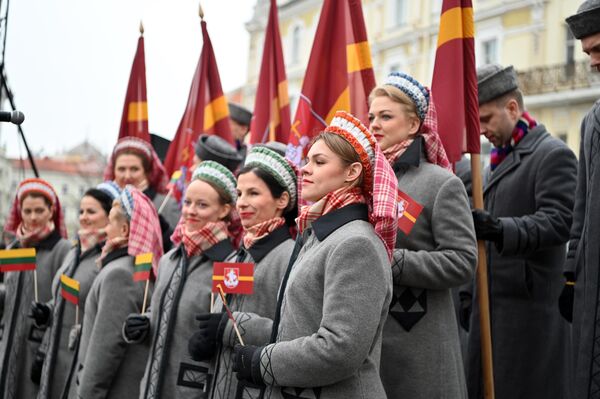 На фото: участники церемонии поднятия флагов. - Sputnik Литва