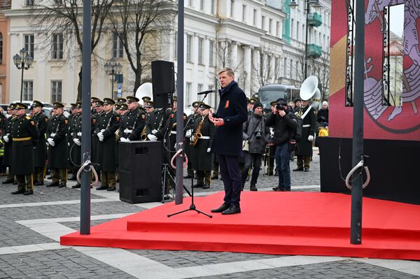 Мэр Вильнюса Ремигиюс Шимашюс выступил на Ратушной площади и поздравил всех собравшихся с юбилеем. - Sputnik Литва