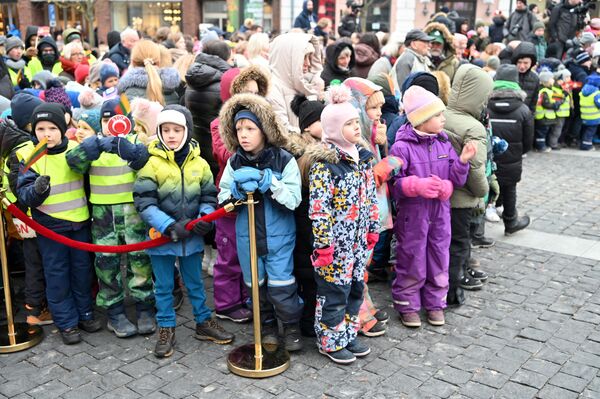 На фото: дети на церемонии поднятия флагов. - Sputnik Литва
