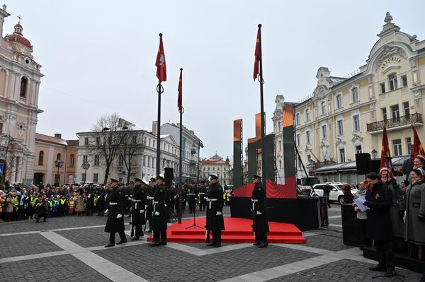 На фото: поднятие флагов столицы на Ратушной площади. - Sputnik Литва