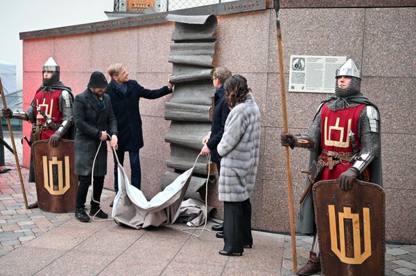 Меценатами выступили Инна и Дариус Зубасы, памятник является подарком Вильнюсского клуба городу. - Sputnik Литва
