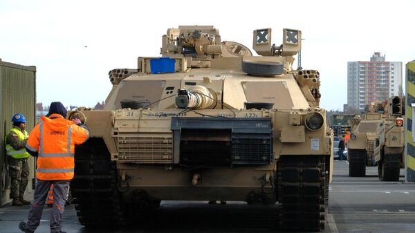 Военнослужащие разгружают американские боевые танки M1 Abrams в Германии - Sputnik Литва