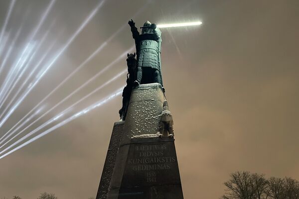 Скульптура великого князя Гедиминаса в очередной раз была вооружена световым мечом. - Sputnik Литва