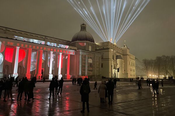 На фото: световые инсталляции на зданиях на Кафедральной площади.  - Sputnik Литва
