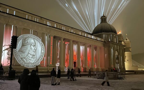 Фрагменты короткометражного фильма об истории Вильнюса на фасадах зданий на Кафедральной площади. - Sputnik Литва