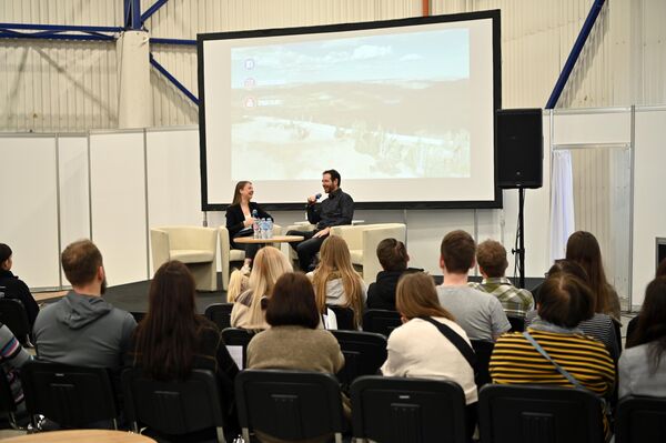 В рамках мероприятия на площадках для лекций проходили презентации и обмен опытом. - Sputnik Литва