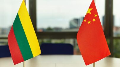 Флаги Литвы и Китая, архивное фото