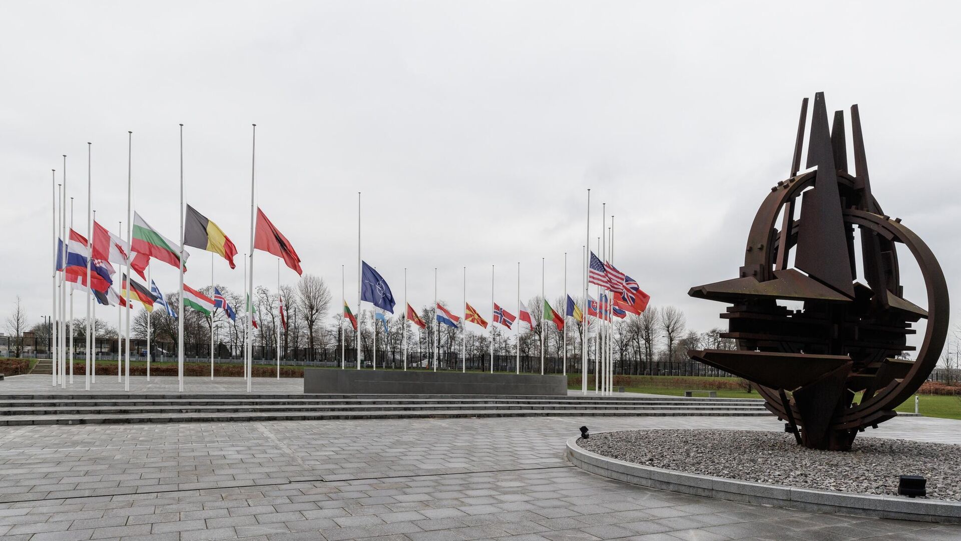 Национальные флаги стран-членов НАТО развеваются перед штаб-квартирой организации в Брюсселе - Sputnik Литва, 1920, 04.06.2023