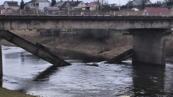 Обрушившийся мост через реку Невежис в Кедайняе - Sputnik Литва