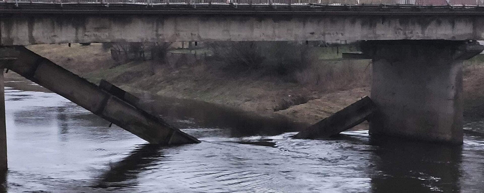 Обрушившийся мост через реку Невежис в Кедайняе - Sputnik Литва, 1920, 01.02.2023