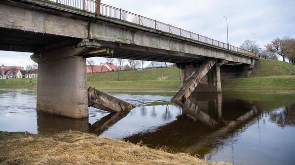 Обрушившийся мост через реку Невежис в Кедайняе - Sputnik Литва