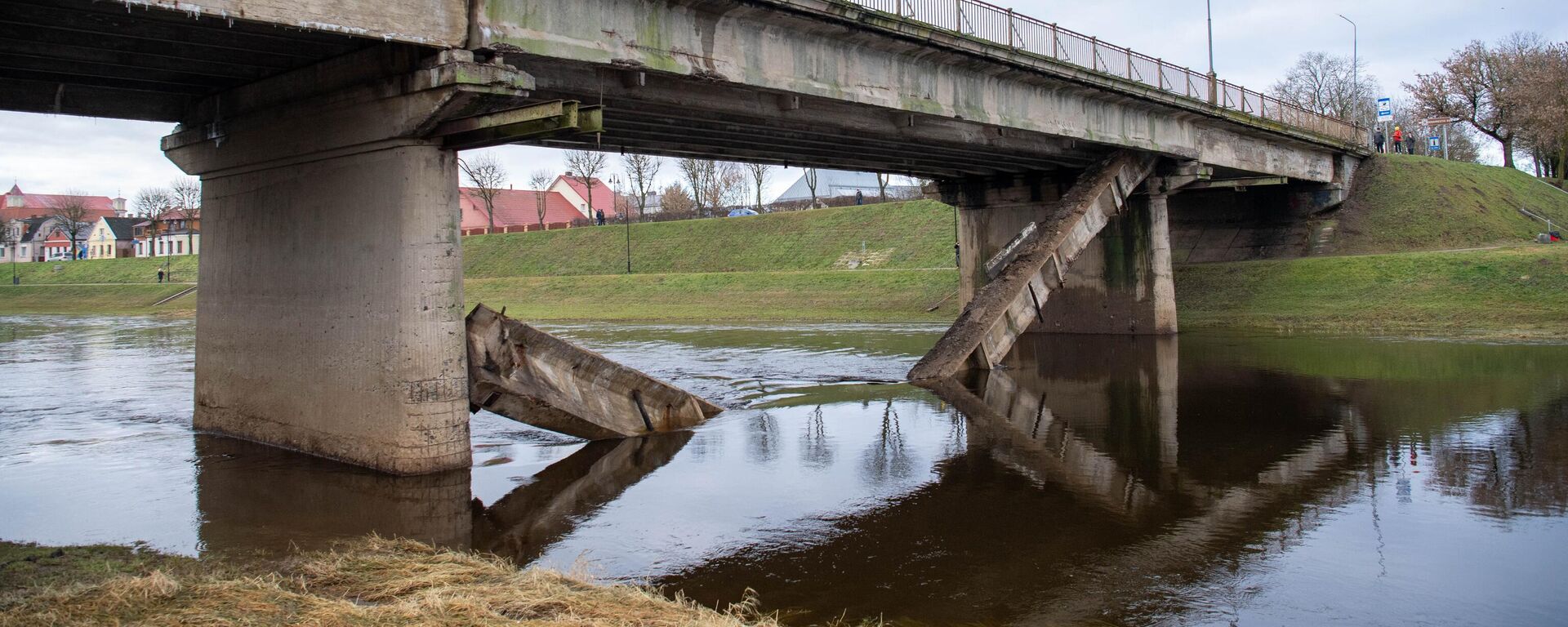 Обрушившийся мост через реку Невежис в Кедайняе - Sputnik Литва, 1920, 02.02.2023