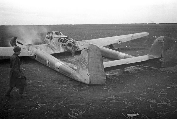 На фото: подбитый во время Сталинградской битвы немецкий самолет-разведчик. - Sputnik Литва