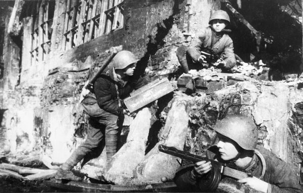 18 ноября 1942-го продвижение фашистских войск удалось окончательно остановить на  всем фронте, враг был вынужден перейти к обороне. Стало очевидно, что план противника  захватить Сталинград провалился. - Sputnik Литва