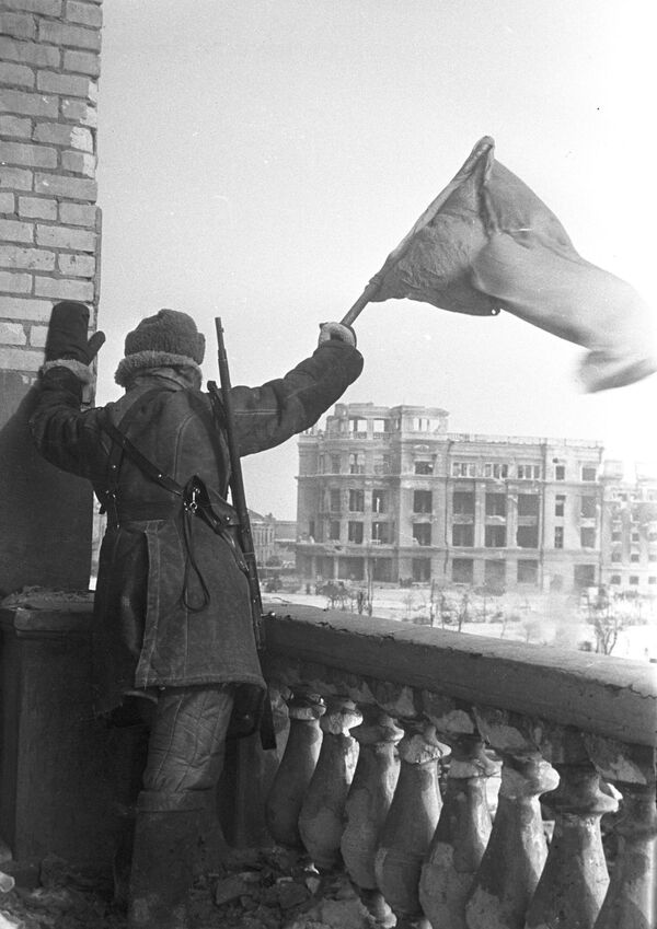 Битва завершилась 2 февраля 1943 года полным разгромом немецко-фашистских армий и пленением их командующего фельдмаршала Фридриха Паулюса. - Sputnik Литва