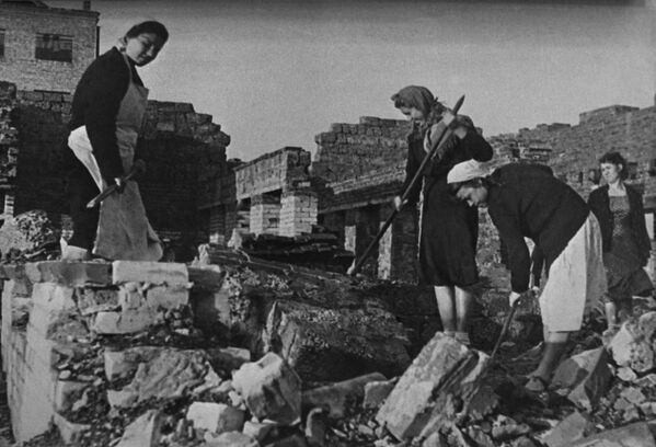 На фото: восстановление Сталинграда через несколько месяцев после окончания. Женщины работают на улицах города, разбирая руины жилых домов. - Sputnik Литва