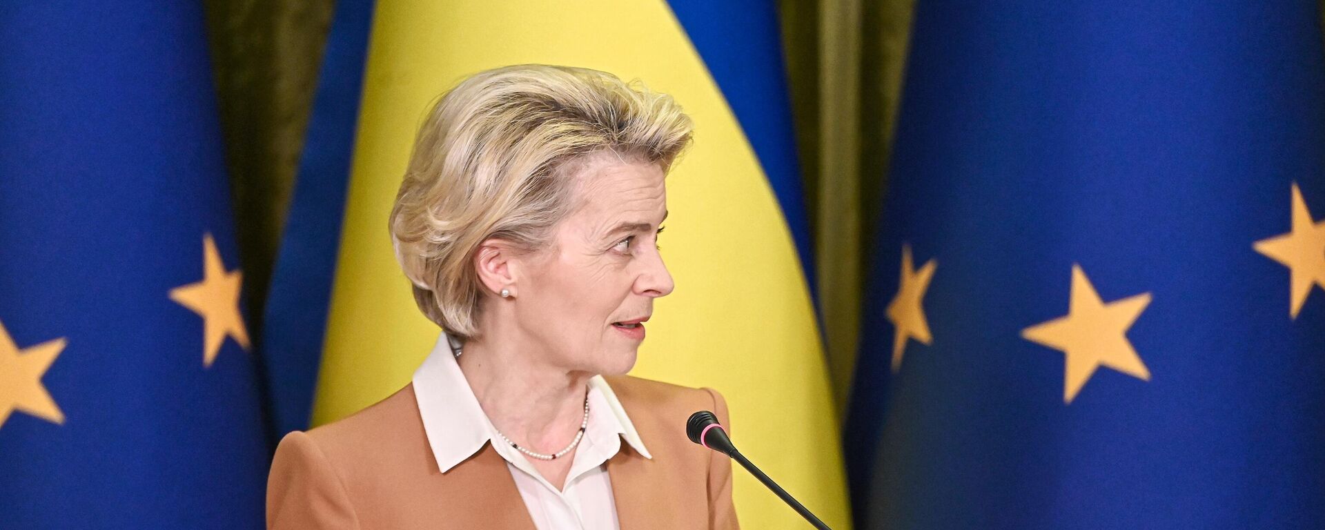 Председатель Европейской комиссии Урсула фон дер Ляйен Председатель Европейской комиссии Урсула фон дер Ляйен - Sputnik Литва, 1920, 05.12.2025