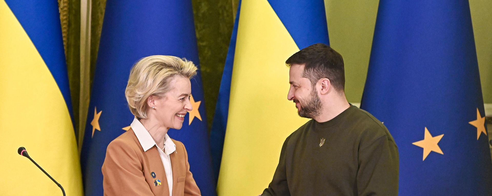 Председатель Европейской комиссии Урсула фон дер Ляйен и президент Украины Владимир Зеленский - Sputnik Литва, 1920, 29.08.2026