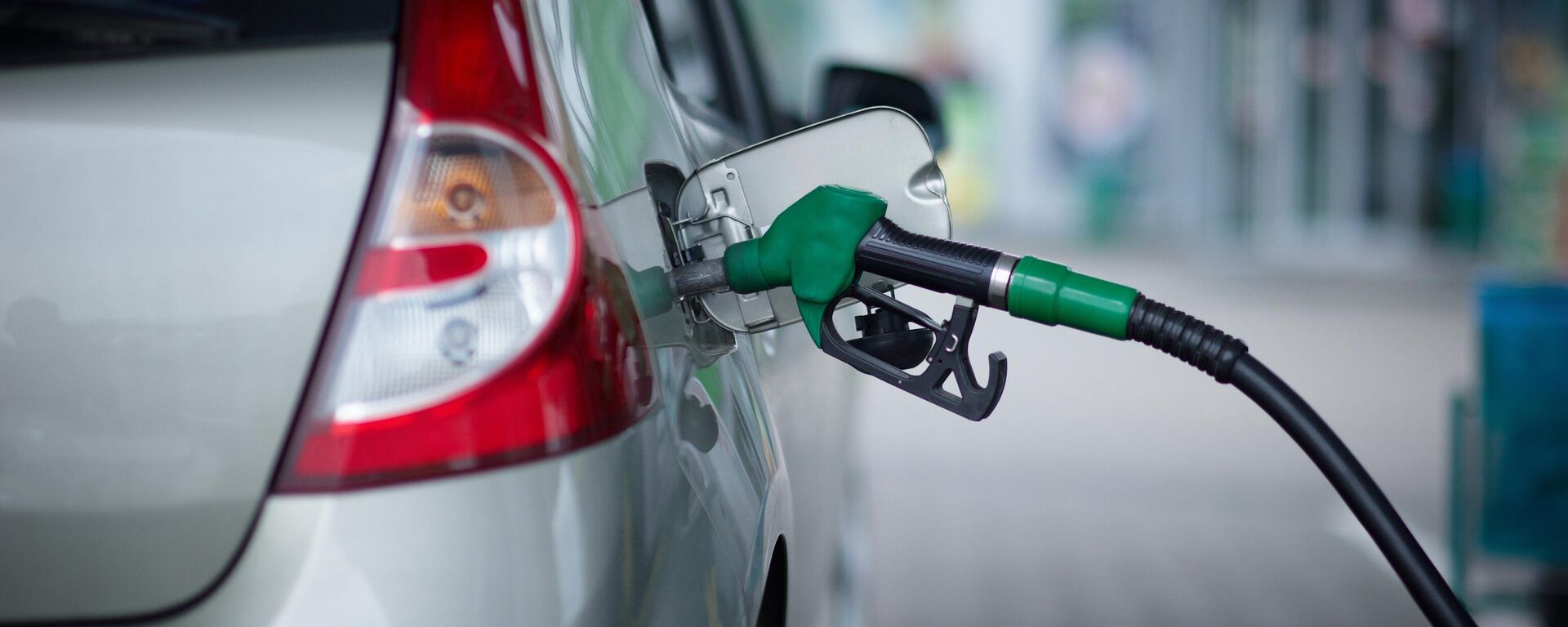 Заправка автомобиля на заправочной станции, архивное фото - Sputnik Литва, 1920, 29.04.2026