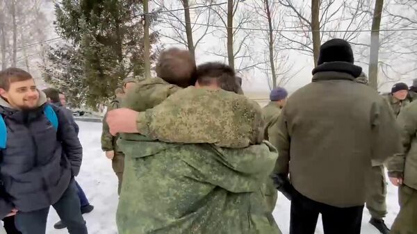 Кадры возвращения российских военных, освобожденных из украинского плена - Sputnik Литва