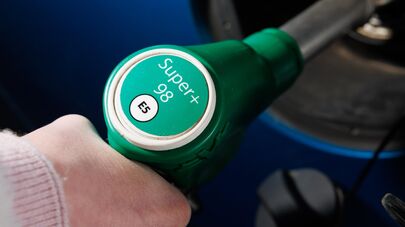 Заправка автомобиля на заправочной станции, архивное фото