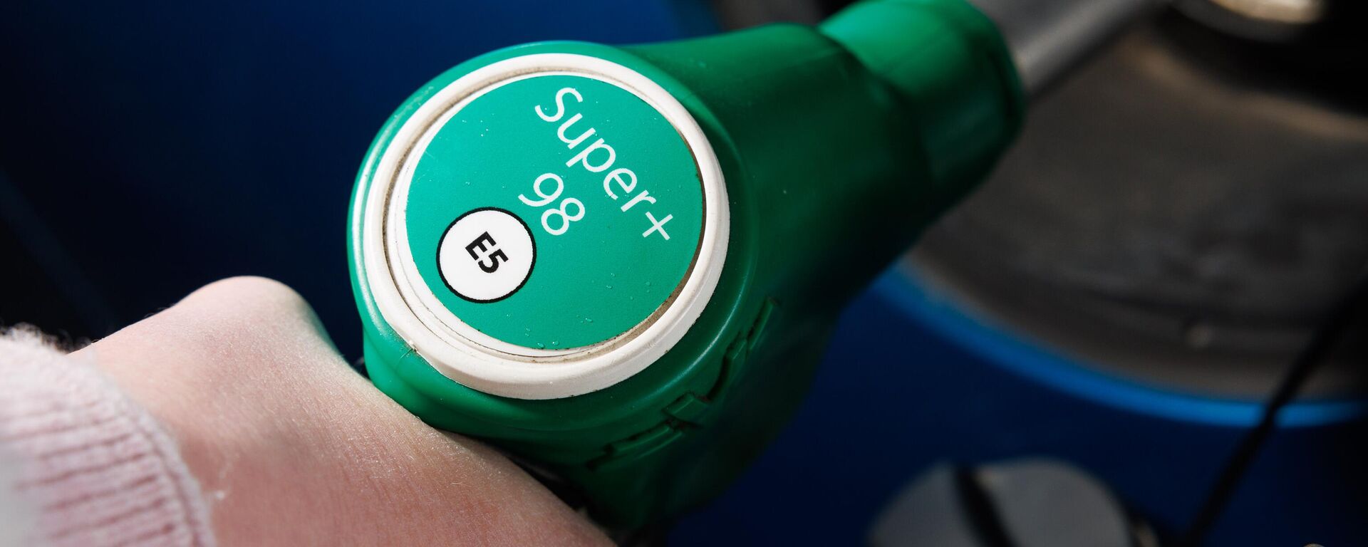 Заправка автомобиля на заправочной станции, архивное фото - Sputnik Литва, 1920, 02.04.2026