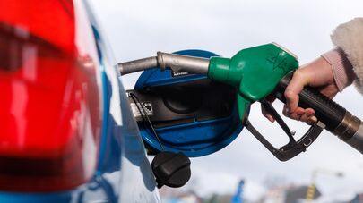 Заправка автомобиля на заправочной станции, архивное фото