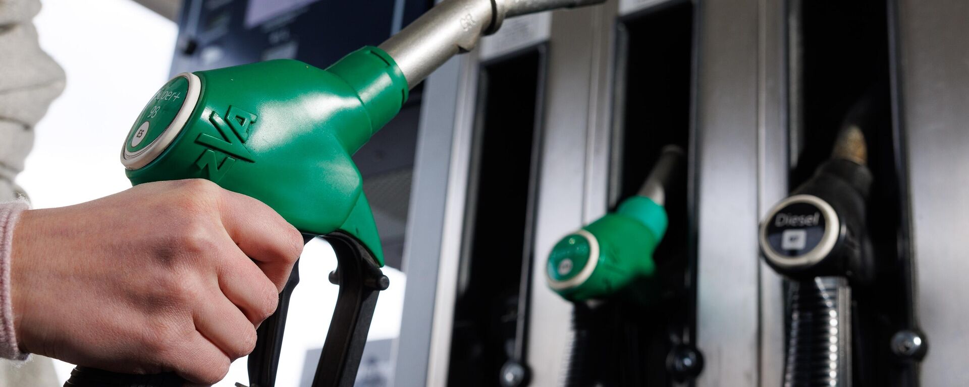 Заправка автомобиля на заправочной станции, архивное фото - Sputnik Литва, 1920, 12.03.2026