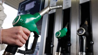 Заправка автомобиля на заправочной станции, архивное фото