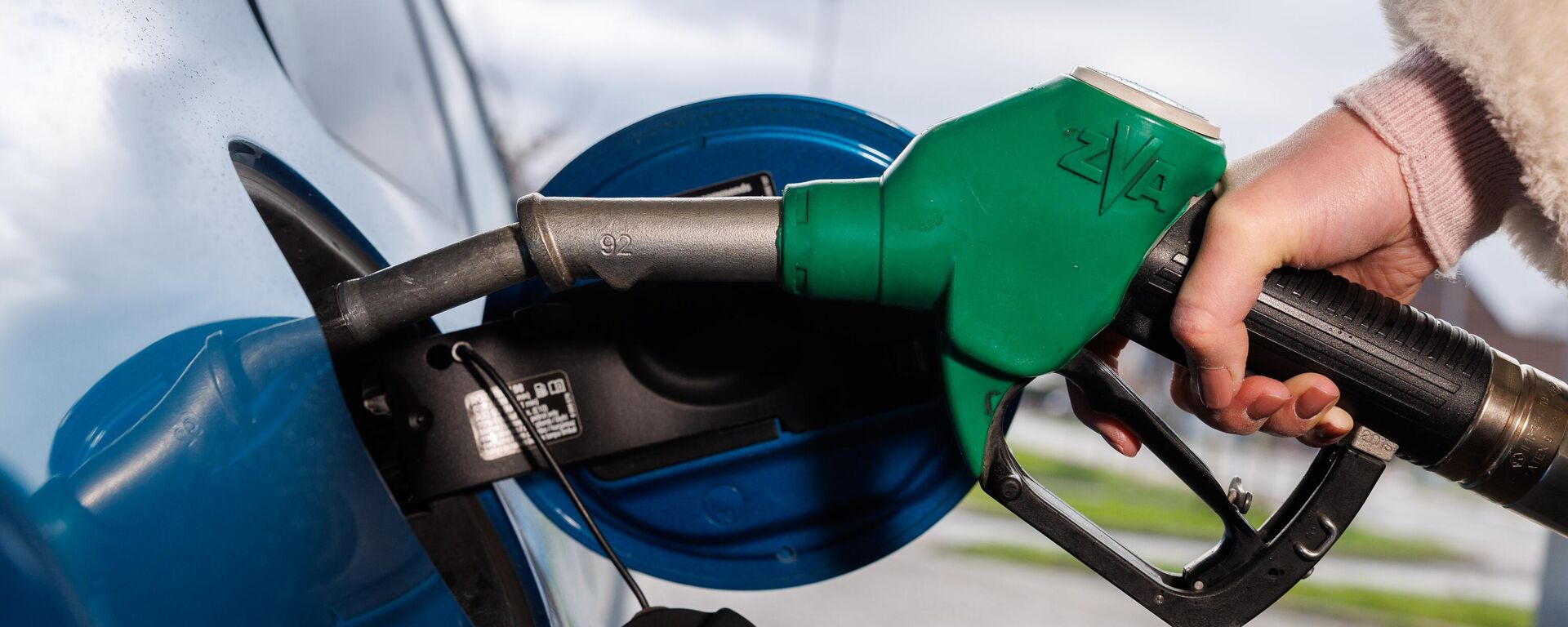 Заправка автомобиля на заправочной станции, архивное фото - Sputnik Литва, 1920, 22.03.2026