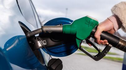 Заправка автомобиля на заправочной станции, архивное фото