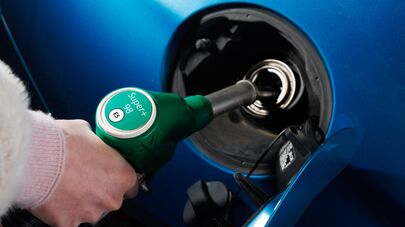 Заправка автомобиля на заправочной станции, архивное фото