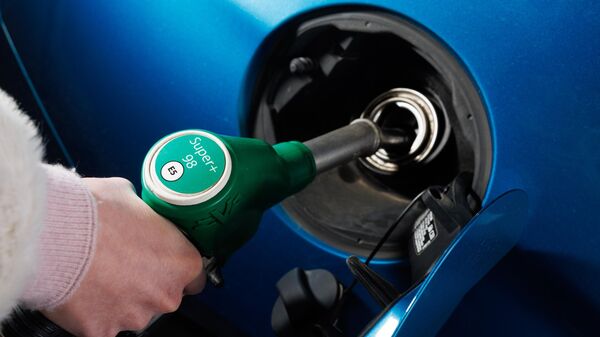 Заправка автомобиля на заправочной станции, архивное фото - Sputnik Литва