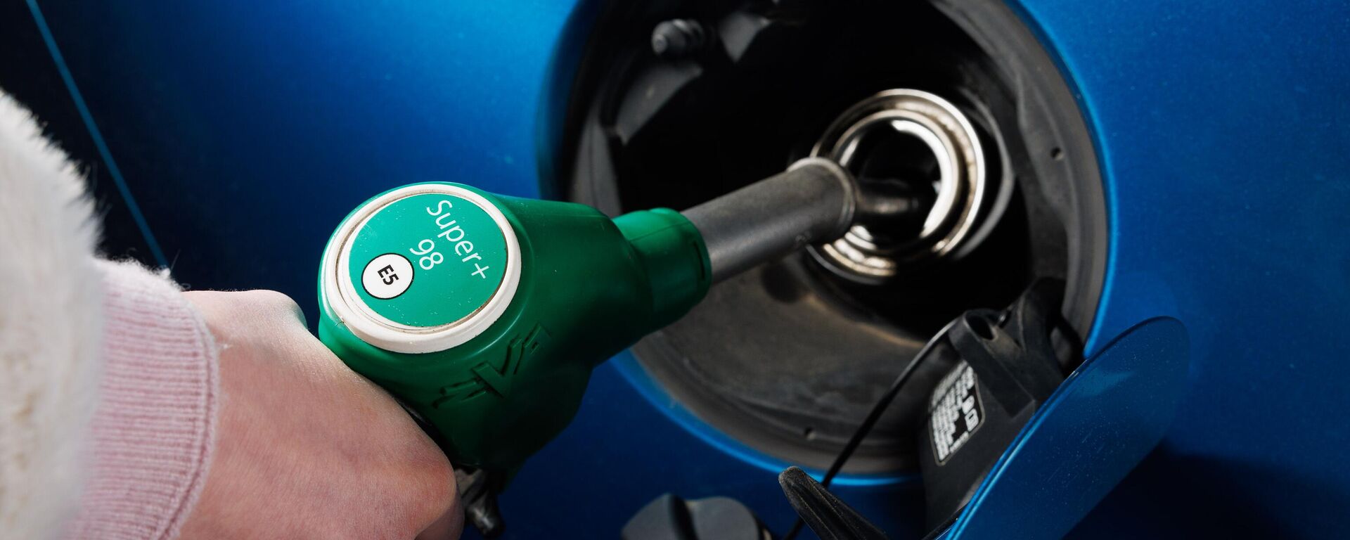 Заправка автомобиля на заправочной станции, архивное фото - Sputnik Литва, 1920, 24.03.2026