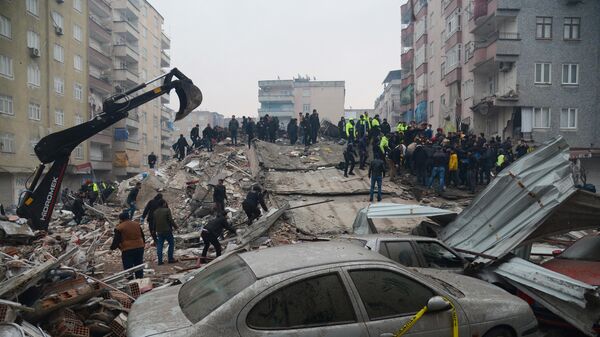 Разбор завалов и поиск жертв на месте разрушений в результате землетрясения в турецком Диярбакыре - Sputnik Литва
