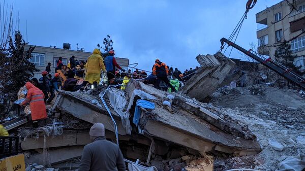Спасатели и волонтеры ищут выживших среди обломков обрушившегося здания в турецком Шанлыурфе - Sputnik Литва
