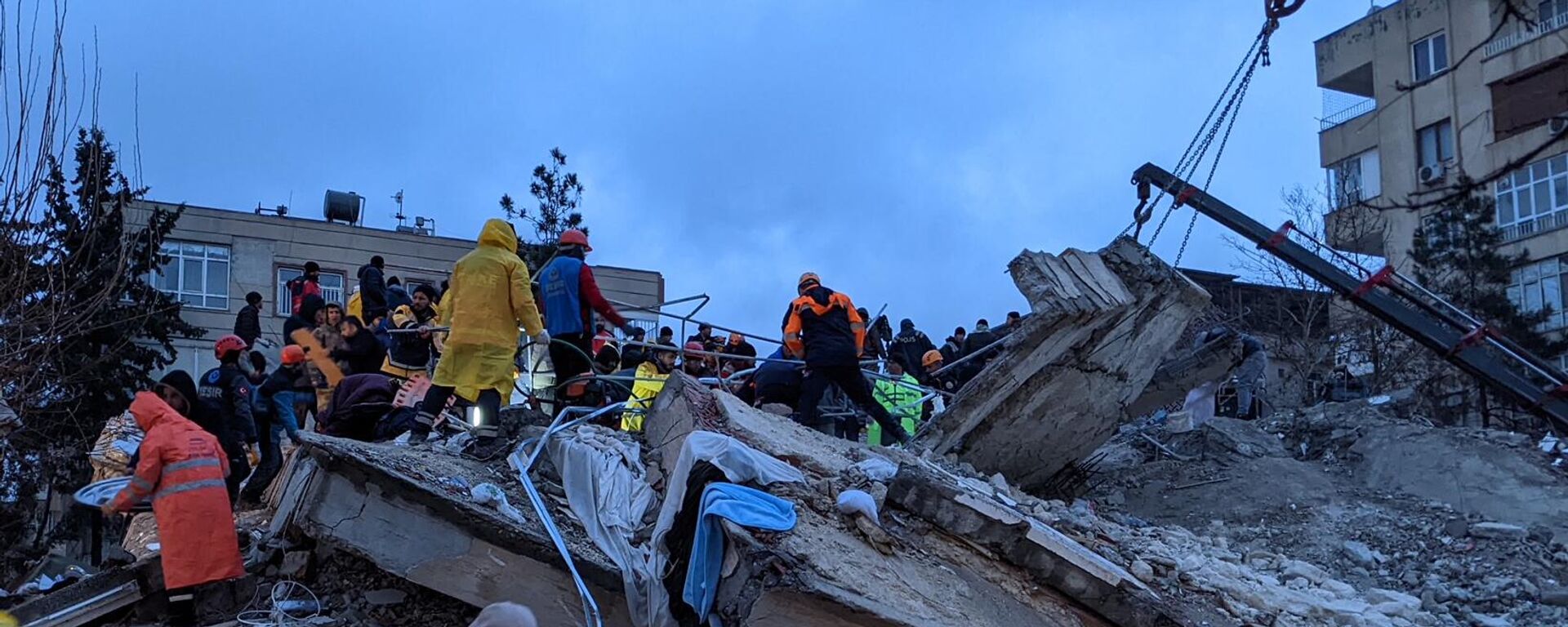 Спасатели и волонтеры ищут выживших среди обломков обрушившегося здания в турецком Шанлыурфе - Sputnik Литва, 1920, 08.02.2023