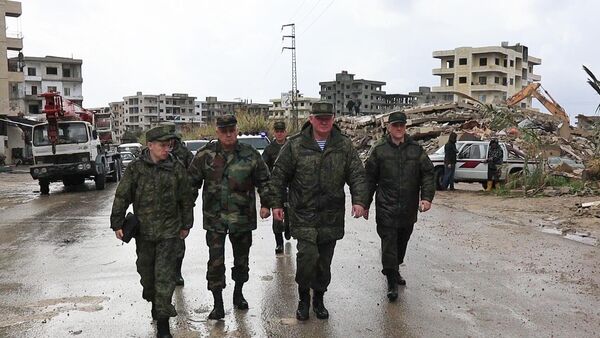 Российские военные в Сирии помогают в ликвидации последствий землетрясения - Sputnik Литва