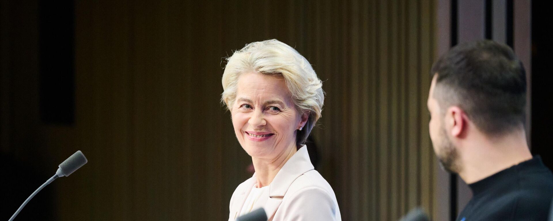 Председатель Европейской комиссии Урсула фон дер Ляйен и Владимир Зеленский, архивное фото - Sputnik Литва, 1920, 20.12.2025