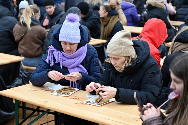 В то же время самым популярным и любимым блюдом гостей остается рыбка, обваленная в муке и обжаренная на раскаленной сковороде, традиционно в праздники ее съедают тоннами. Однако цены на корюшку в этом году били рекорды — одна поджаренная рыбка стоила полтора-два евро. - Sputnik Литва
