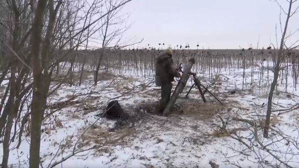 Боевая работа расчета 120-мм миномета Поднос - Sputnik Литва