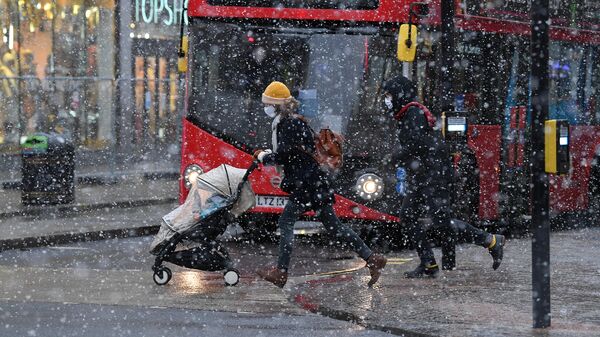 Пешеходы на Оксфорд-стрит во время снегопада в Лондоне - Sputnik Литва