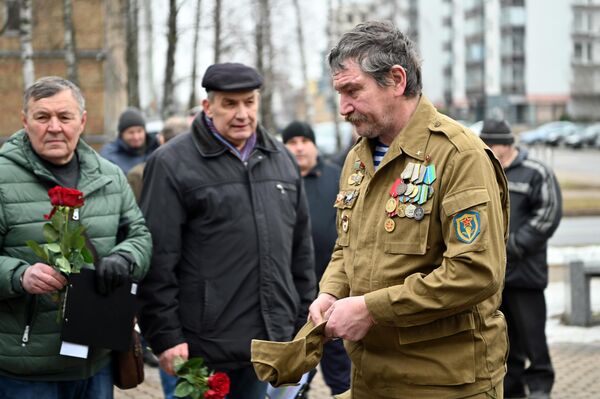 Собравшиеся возложили венки и цветы к памятнику, на котором выбиты имена 91 человека, погибшего в военных действиях. - Sputnik Литва