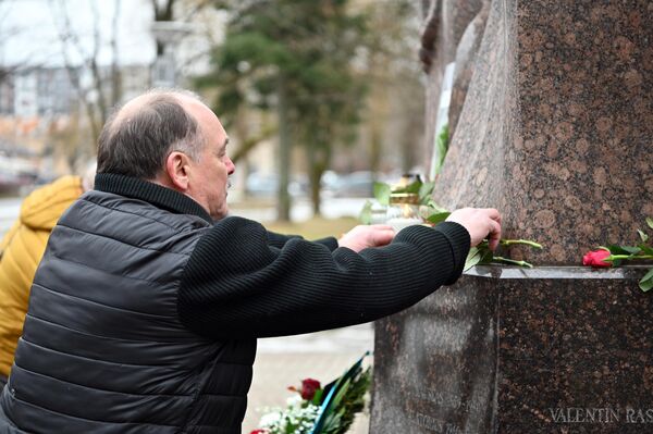 На фото: возложение цветов к мемориалу воинов-интернационалистов, павших в Афганской войне 1979–1989 годах. - Sputnik Литва