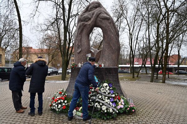 На фото: возложение цветов к мемориалу воинов-интернационалистов, павших в Афганской войне. - Sputnik Литва