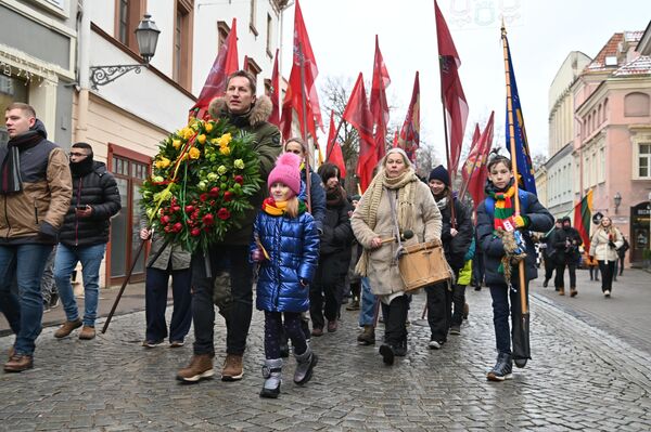 Люди несли венки и цветы, чтобы возложить их к местам захоронения участников подписания Акта о независимости Литвы. - Sputnik Литва