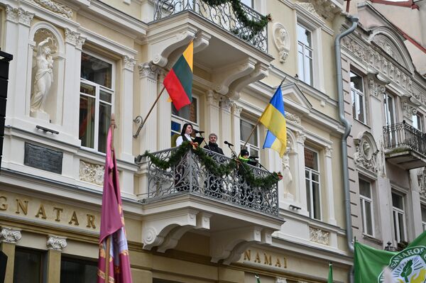 Школьники и студенты сделали остановку возле дома, где 16 февраля 1918 года члены Совета Литвы подписали Акт о независимости. - Sputnik Литва