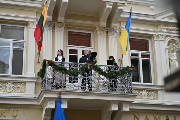 С балкона Дома подписантов Акта о независимости было зачитано приветствие и поздравление с праздником. - Sputnik Литва