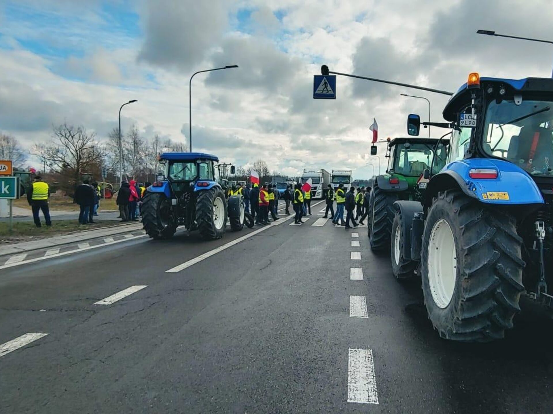 Фермеры в Польше бастуют против ввоза зерна с Украины - 16.02.2023, Sputnik  Литва